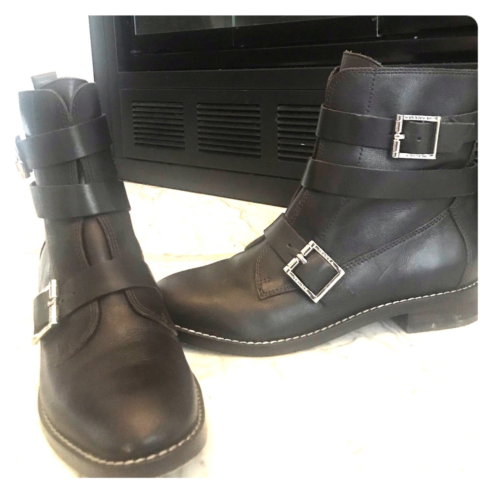 Leather boots with buckles
